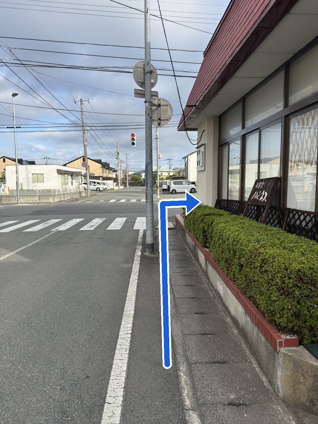表通りの歩道へ
