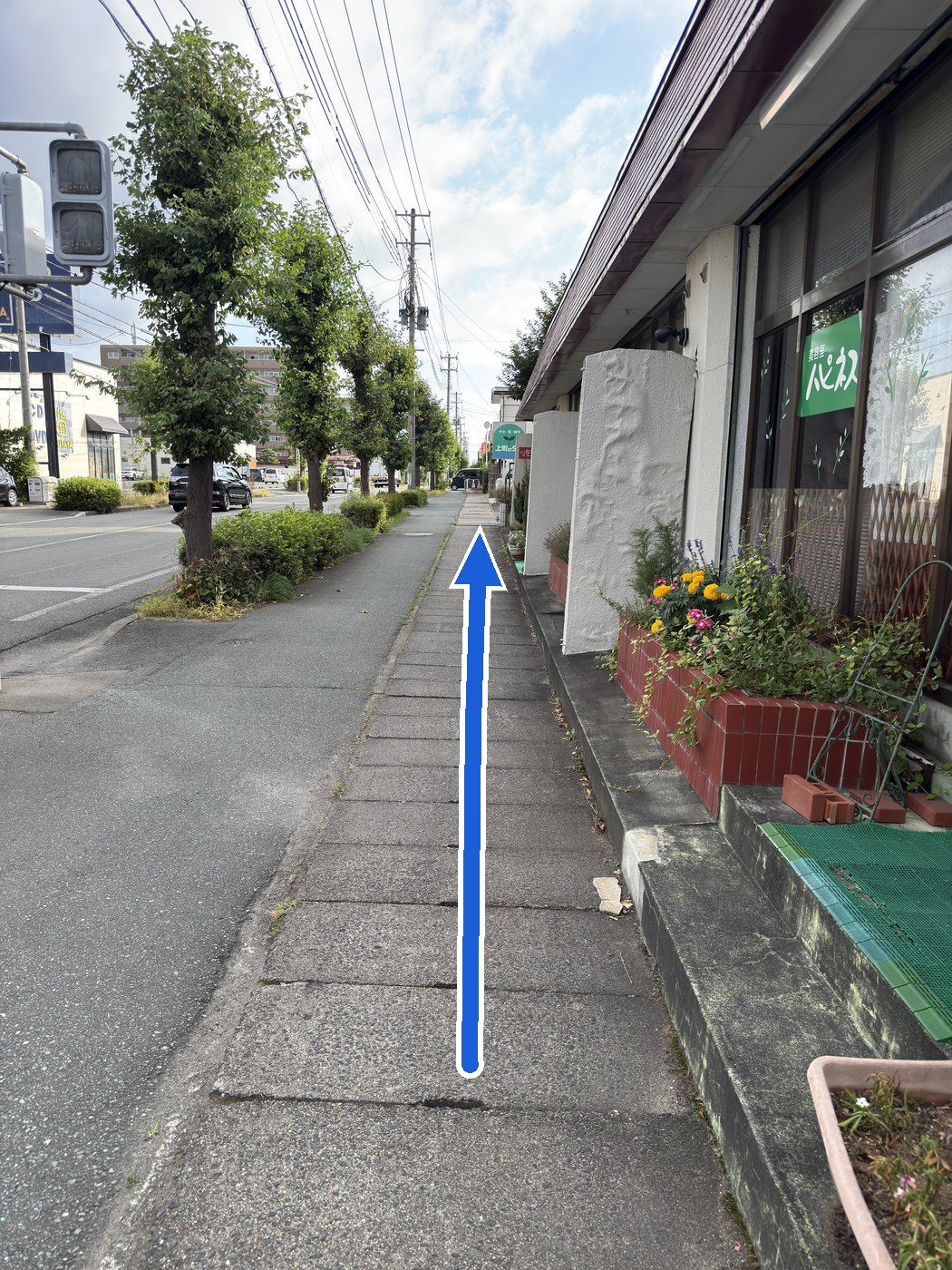 建物沿いにまっすぐ